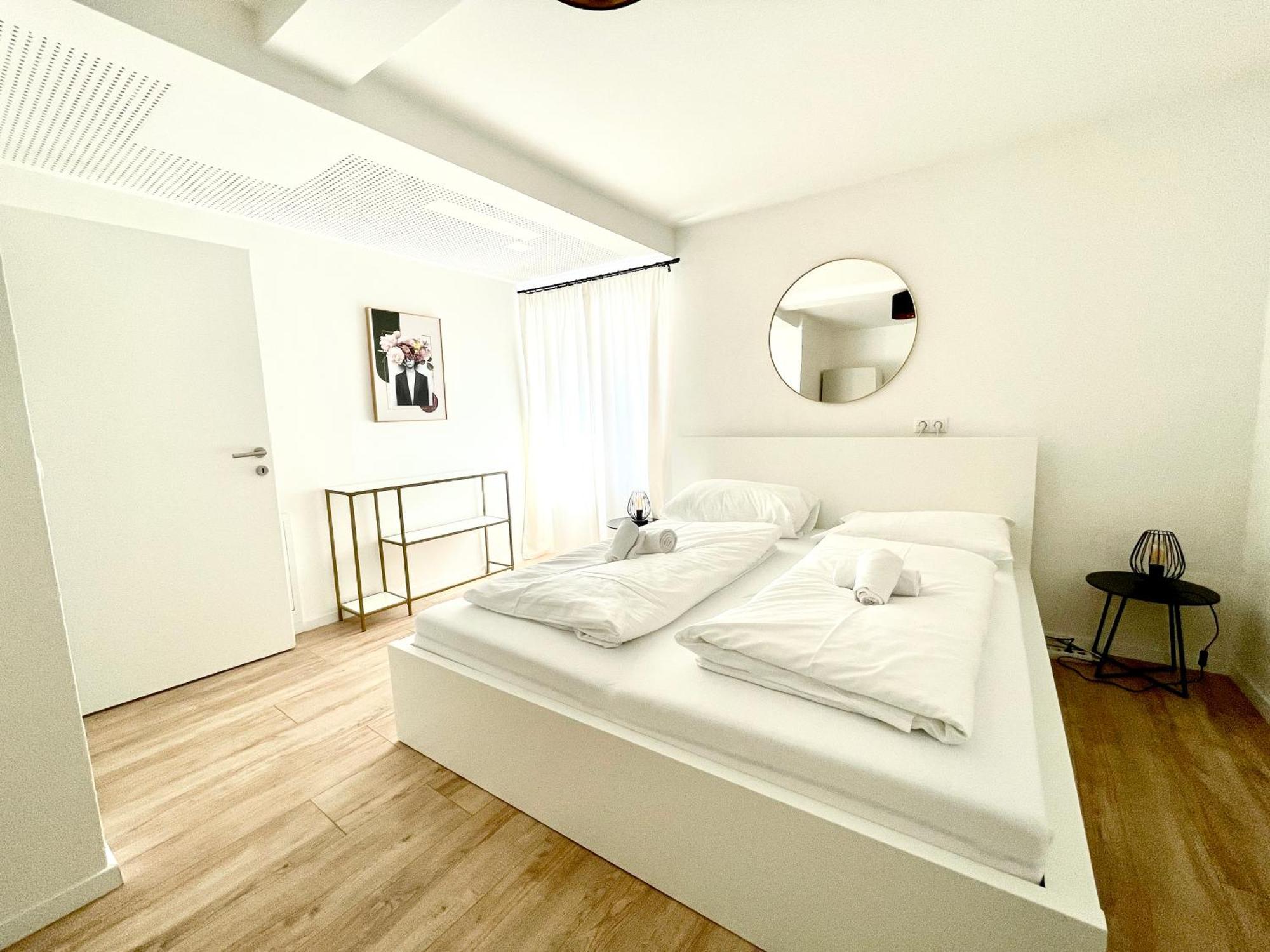 Contactless Self-Check-In - Stayhere Central City Suite 1 Graz Buitenkant foto